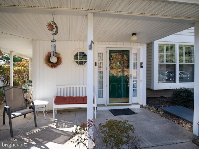 property entrance featuring a porch