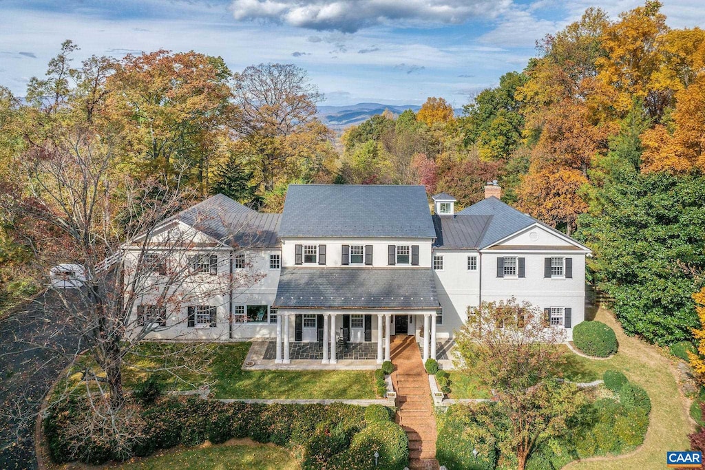 view of front of property with a front lawn and covered porch