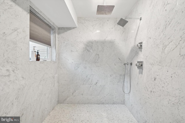 bathroom featuring tiled shower