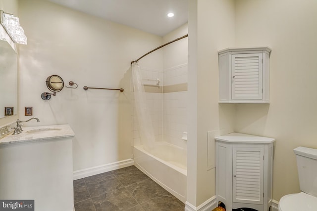 full bathroom with shower / bath combination with curtain, baseboards, vanity, and toilet