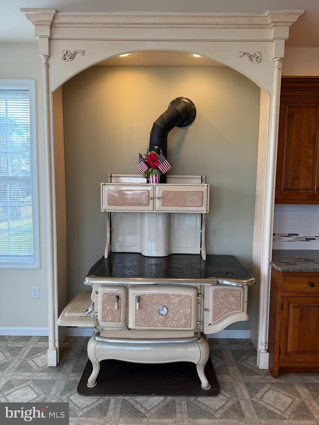 interior details featuring decorative backsplash