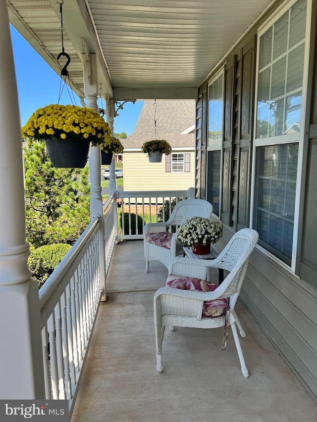 balcony featuring covered porch