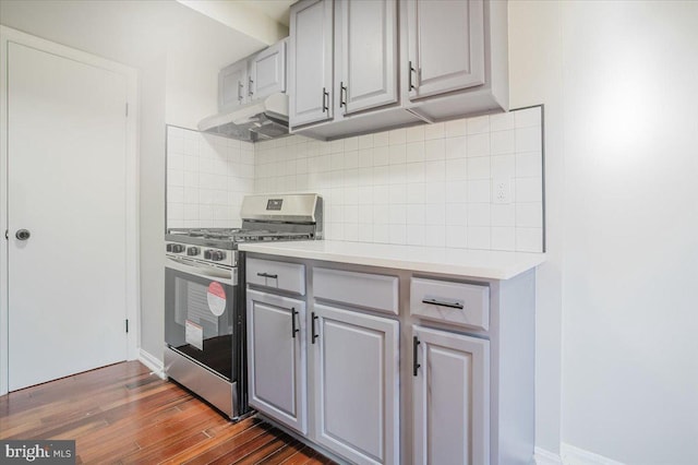 kitchen featuring backsplash, gas range, gray cabinets, and dark hardwood / wood-style floors