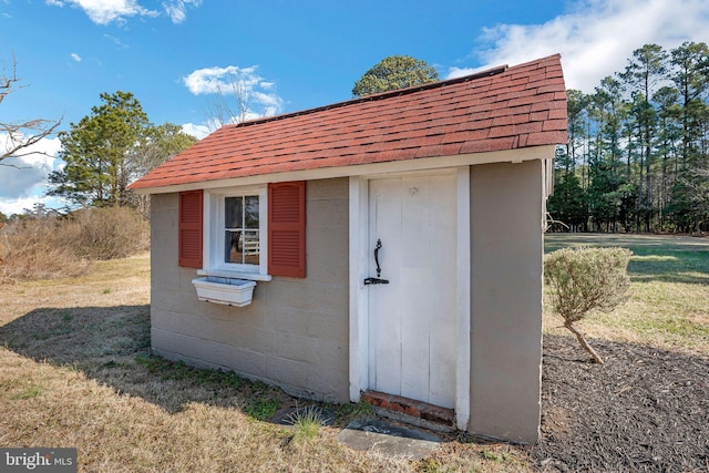 view of outdoor structure with a lawn