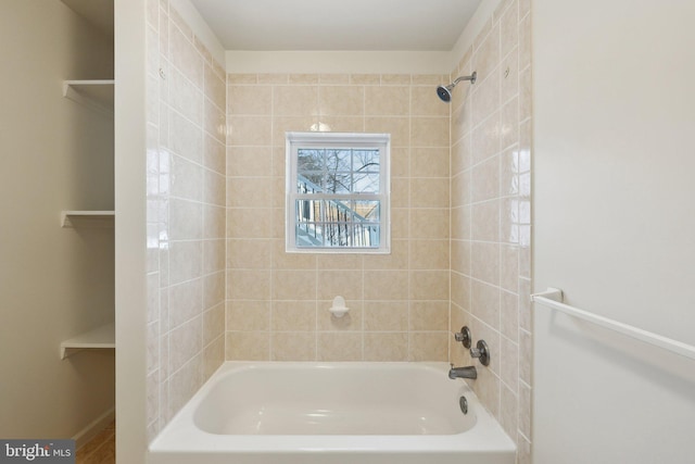 bathroom featuring tiled shower / bath combo