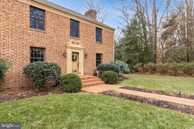 colonial inspired home with a front yard