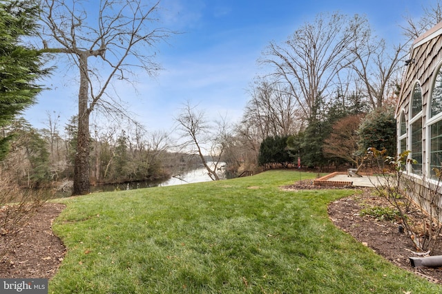 view of yard featuring a water view