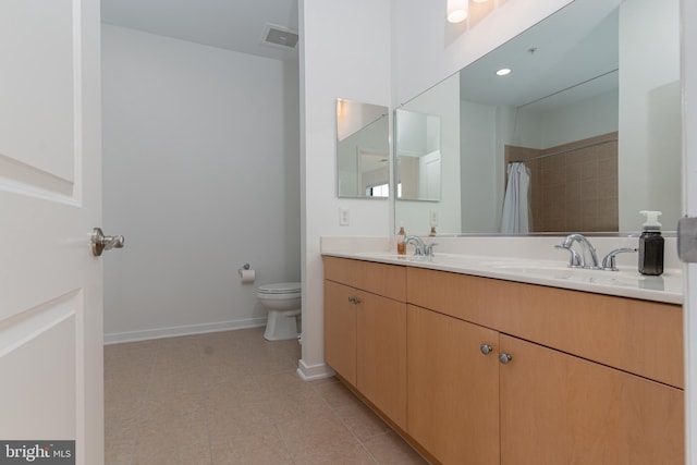 bathroom featuring a shower with curtain, vanity, and toilet