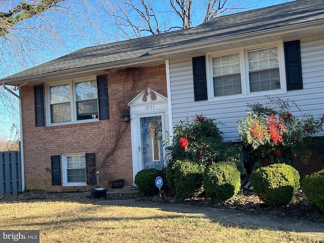 view of front of house featuring a front lawn