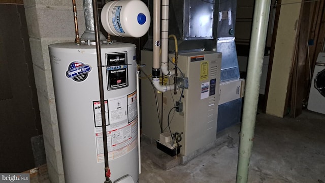 utility room with washer / clothes dryer, heating unit, and water heater