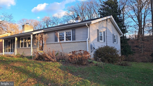 view of front of property featuring a front yard