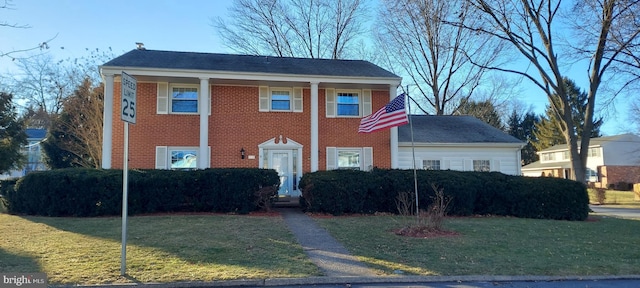 view of front facade with a front lawn