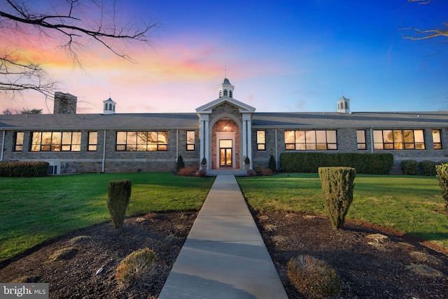 view of front of home featuring a lawn