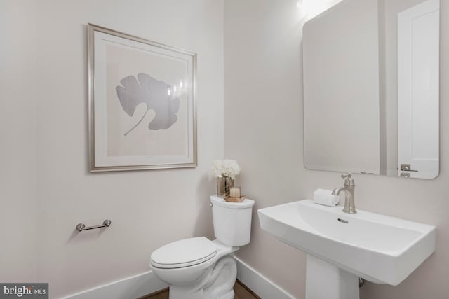 bathroom featuring toilet and sink