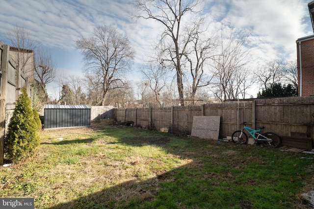 view of yard with a shed