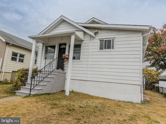 bungalow-style house featuring a front lawn