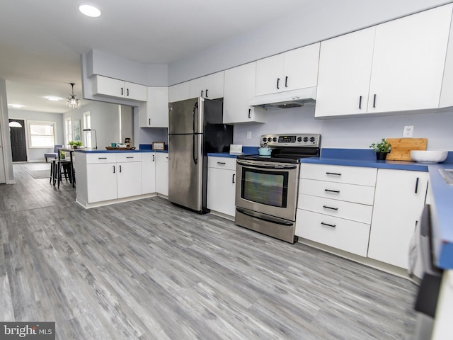 kitchen with kitchen peninsula, appliances with stainless steel finishes, ceiling fan, light hardwood / wood-style flooring, and white cabinets