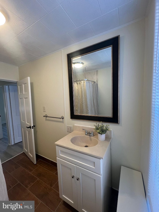 bathroom featuring a shower with curtain and vanity