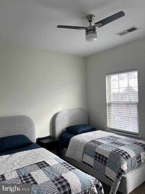 bedroom with ceiling fan