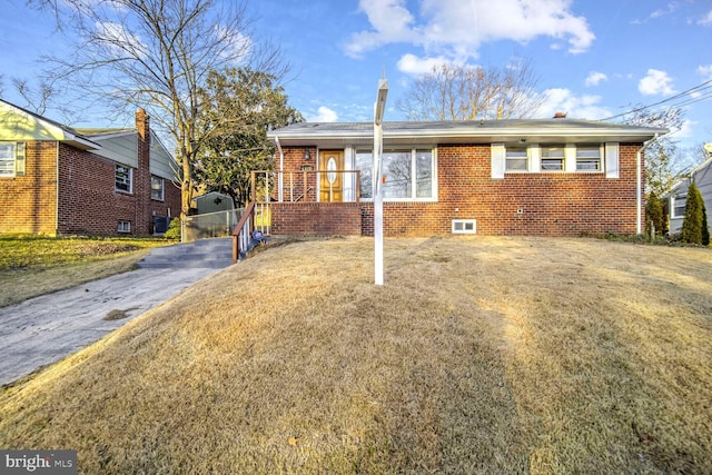 view of front of home featuring a front yard