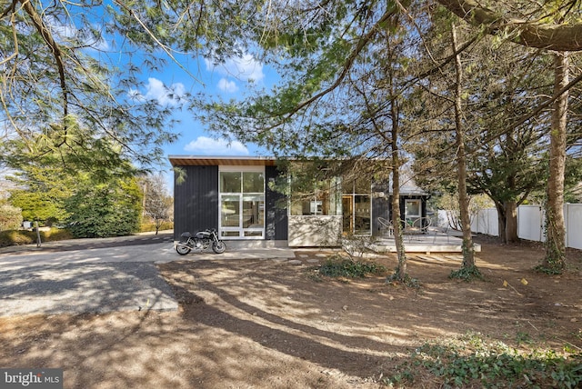 view of front of property featuring fence