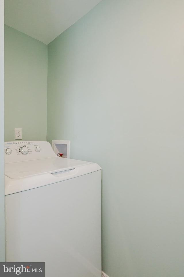 laundry area featuring washer / clothes dryer