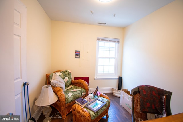 living area with visible vents, dark wood finished floors, and baseboards