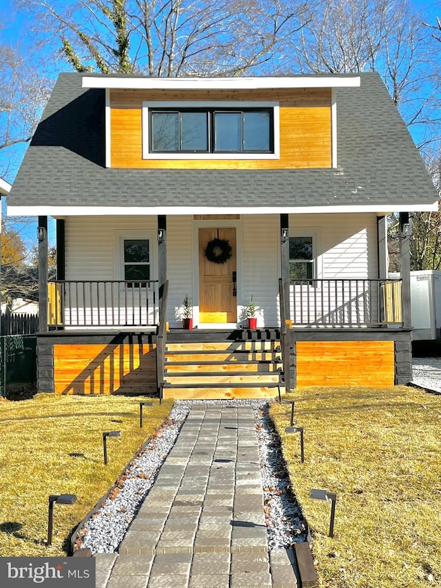 view of front of home featuring a front lawn