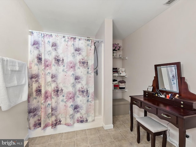 bathroom featuring shower / tub combo