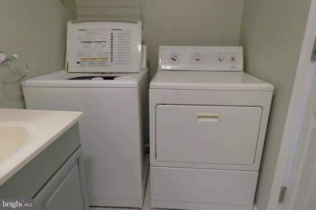 washroom featuring washing machine and clothes dryer