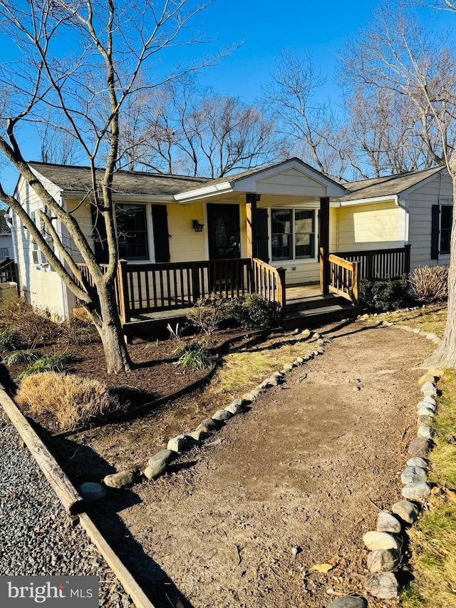 ranch-style home with a porch