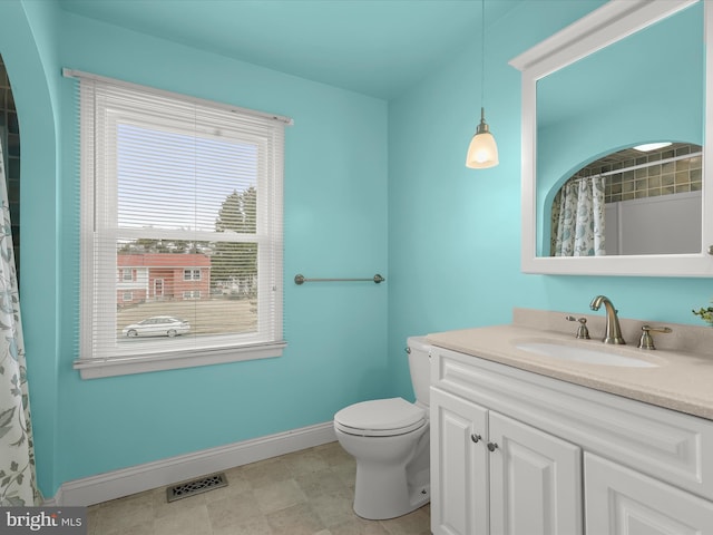 bathroom with toilet, vanity, visible vents, baseboards, and a shower with curtain