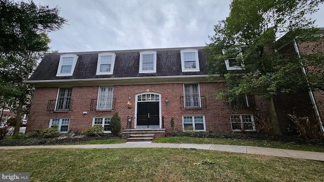 view of front of home featuring a front lawn