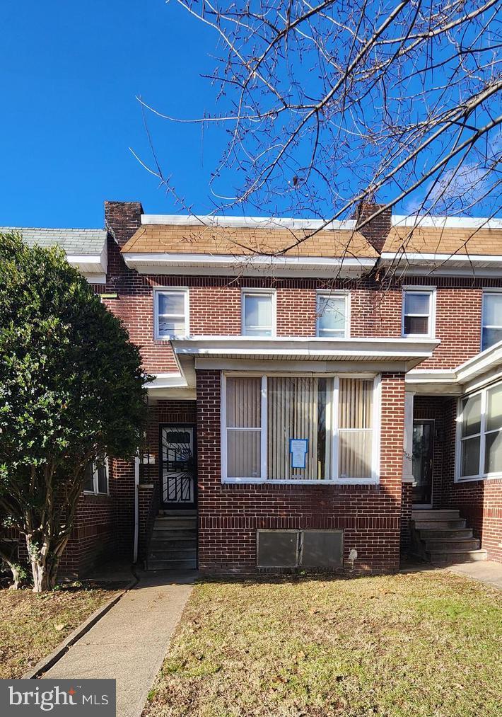 multi unit property featuring a front yard