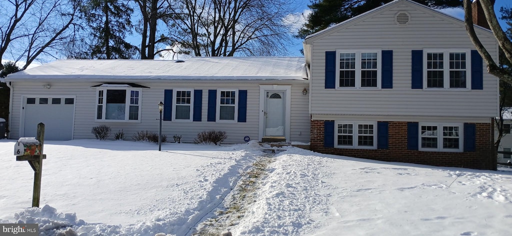 view of front of property featuring a garage