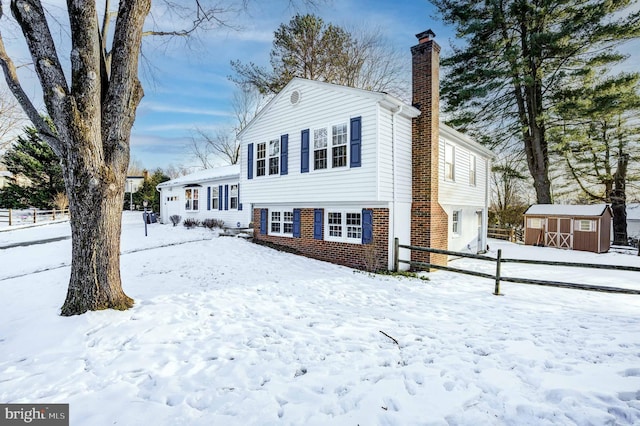 view of front of property featuring a shed