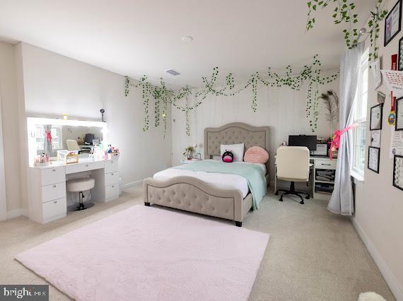 bedroom featuring carpet floors