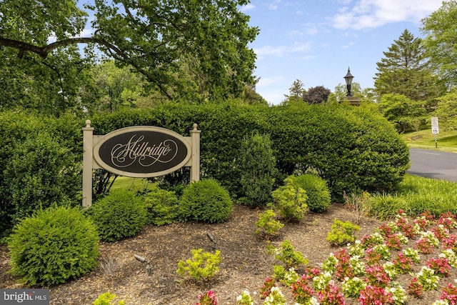 view of community / neighborhood sign