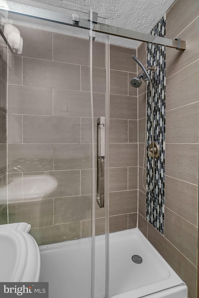 bathroom featuring tiled shower