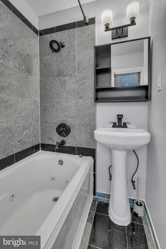 bathroom with tiled shower / bath combo