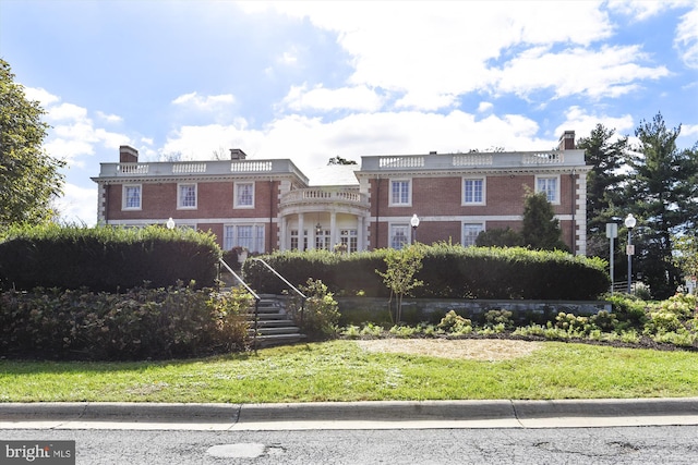 view of front facade featuring a front yard