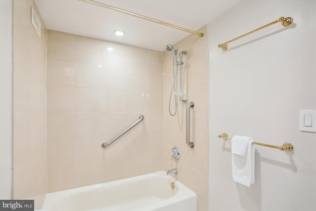 bathroom with tiled shower / bath combo