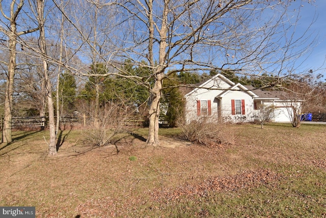 view of front facade featuring a garage and a front yard