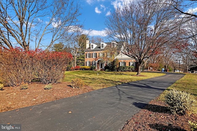 view of front of home featuring a front lawn