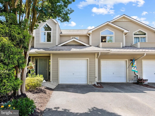 view of front facade featuring a garage