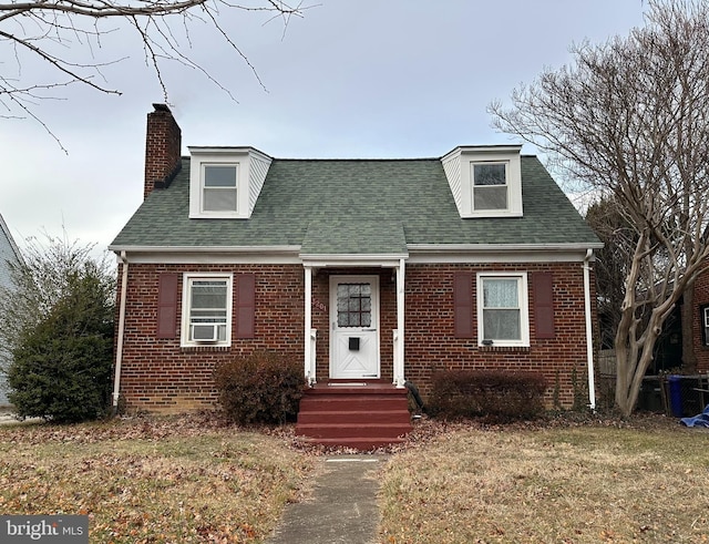 new england style home featuring a front lawn