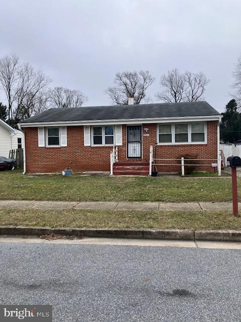 single story home with a front lawn