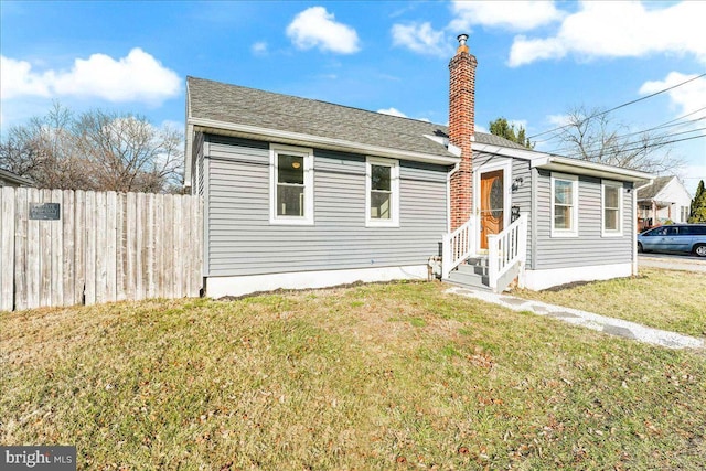 view of front of house featuring a front lawn