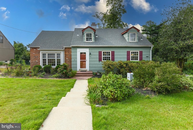 new england style home featuring a front lawn