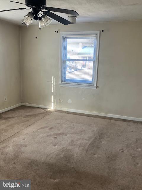 empty room featuring ceiling fan